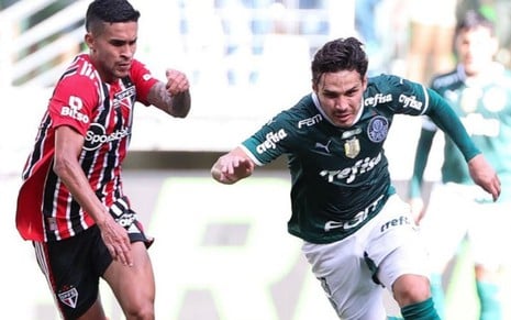Jogadores do São Paulo e do Palmeiras em clássico de futebol neste domingo (22) que foi transmitido pela Record