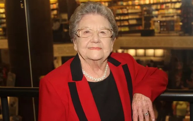 Palmirinha Onofre de terninho vermelho e preto