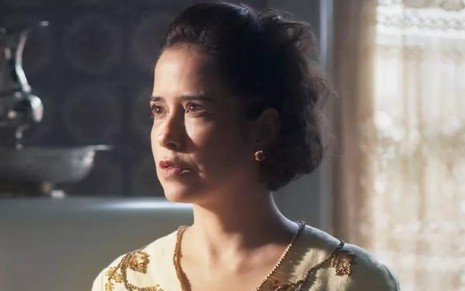 A atriz Paloma Duarte está caracterizada como sua personagem de Além da Ilusão e faz uma expressão de tristeza