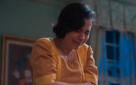 Paloma Duarte está com a cabeça baixa e chora em cena como Heloísa na novela Além da Ilusão