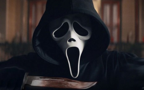 O assassino Ghostface segura uma faca em cena de Pânico (2022)