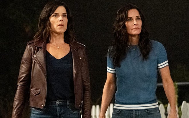 Neve Campbell e Courteney Cox em cena de Pânico 5