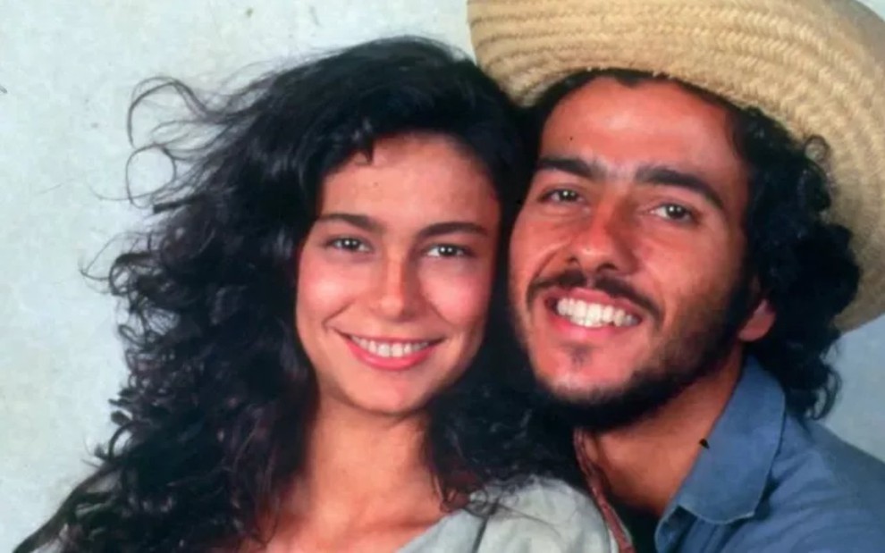 Os atores Giovanna Gold e Marcos Palmeira com rostos colados, lado a lado, sorrindo para foto de divulgação de Pantanal em 1990