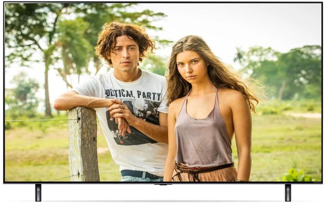 Jesuíta Barbosa e Alanis Guillen em cena de Pantanal exibida em uma TV 8K