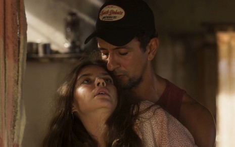Irandhir Santos cheirando Alanis Guillen em cena de Pantanal, novela das nove da Globo