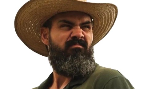 Juliano Cazarré grava cena como Alcides em Pantanal