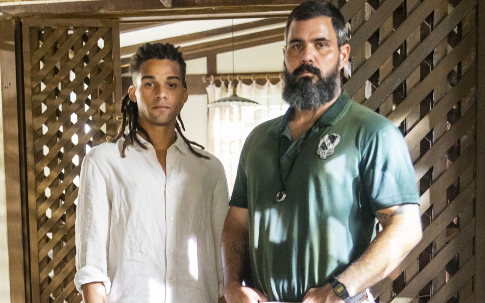 Lucas Leto e Juliano Cazarré posam nos bastidores de Pantanal, novela das nove da Globo