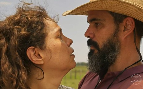 Isabel Teixeira e Juliano Cazarré estão quase se beijando em cena de Pantanal, novela das nove da Globo