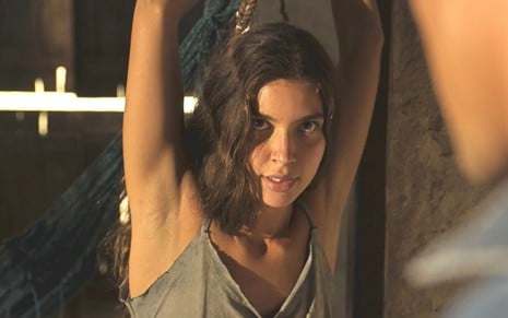 Juma (Alanis Guillen) com os braços para cima em cena do capítulo de sábado (2) de Pantanal, da Globo