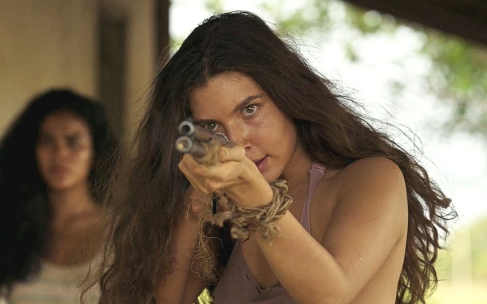 Juma (Alanis Guillen) aponta espingarda na cena final do capítulo de terça-feira (19) da novela Pantanal, da Globo