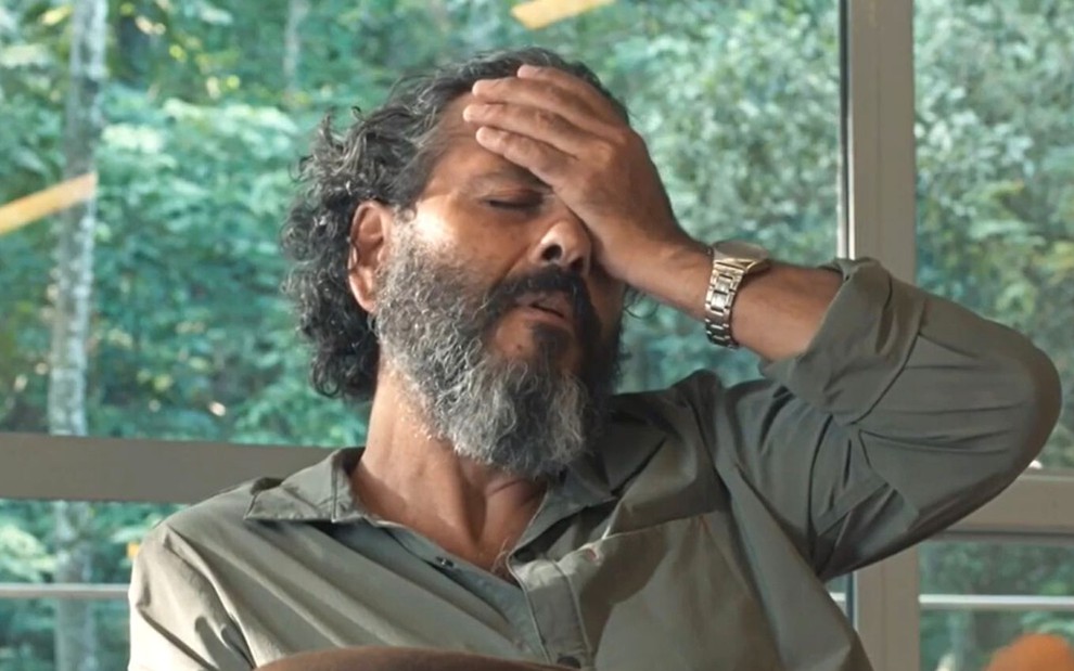 Marcos Palmeiras com a mão na cabeça em sinal de preocupação; ele está como José Leôncio em cena de Pantanal