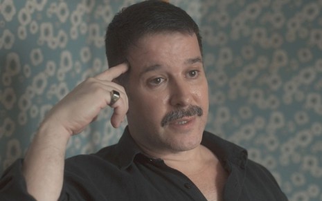 Murilo Benício em pose pensativa como Tenório na novela Pantanal, da Globo