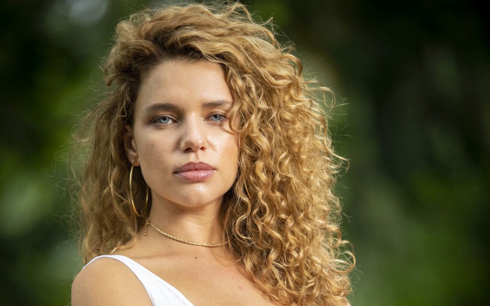 Bruna Linzmeyer vai aparecer provocante e sensual na pele de Madeleine, em Pantanal