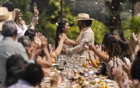 Dira Paes está vestida de noiva está de frente para Marcos Palmeira, de noivo, em cena do casamento dos personagens de Pantanal
