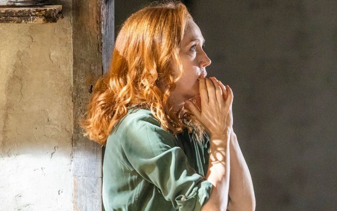Camila Morgado está com mãos unidas pedindo em cena de Pantanal, da Globo