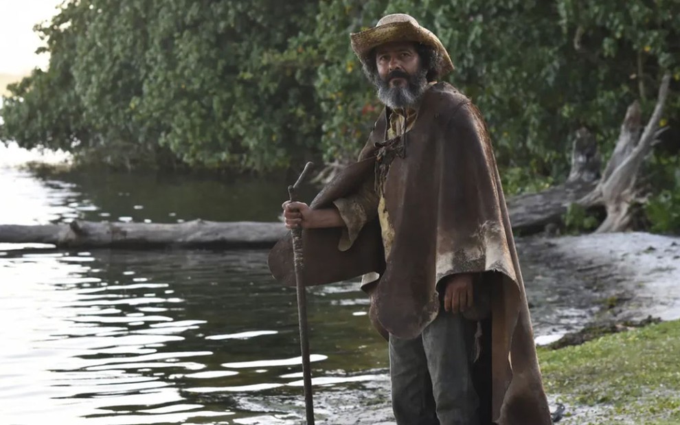 O ator Marcos Palmeira está caracterizado como o Velho do Rio em Pantanal, com capa, chapéu e bengala
