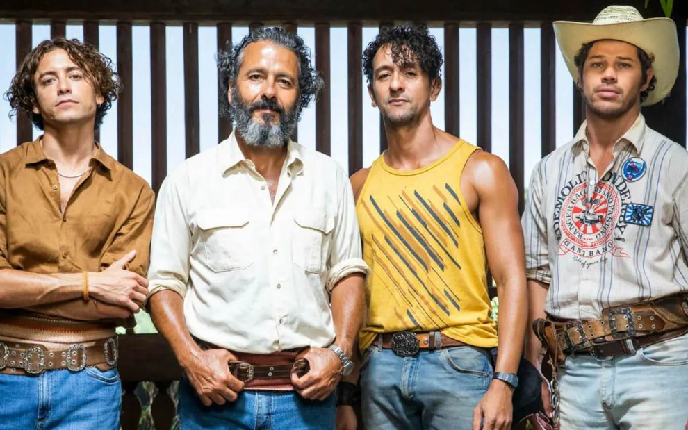 Os atores Jesuita Barbosa, Marcos Palmeira, Irandhir Santos e José Loreto lado a lado, caracterizados como seus personagens em Pantanal