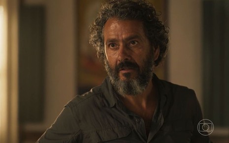O ator Marcos Palmeira como José Leôncio em Pantanal; ele está olhando para frente com cara séria e atenciosa