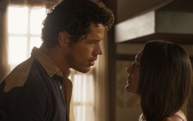 Tadeu (José Loreto) discute com Filó (Dira Paes) em cena de Pantanal, novela das nove da Globo