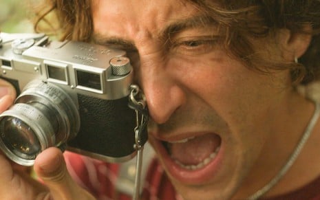 Jove (Jesuita Barbosa) grita enquanto fotografa em cena de Pantanal, da Globo