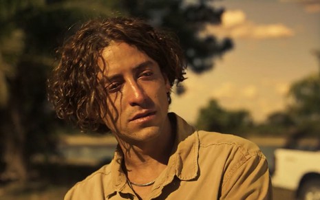 O ator Jesuita Barbosa como Jove em Pantanal; com o cabelo desarrumado, ele está olhando para o lado com cara triste
