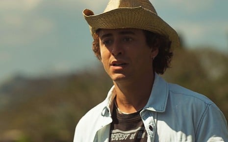 O ator Jesuita Barbosa como Jove em Pantanal; ele está de chapéu, olhando para o lado com cara de preocupado