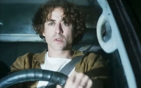 O ator Jesuita Barbosa como Jove em Pantanal; ele está dentro de um carro, com as mãos no volante olhando para frente com cara de assustado