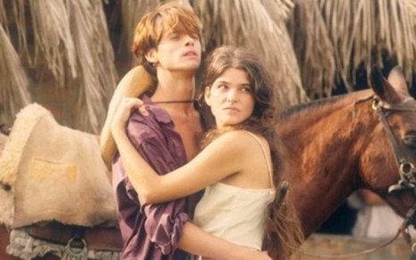 Os atores Marcos Winter e Cristiana Oliveira abraçados, em cena de Pantanal (1990)