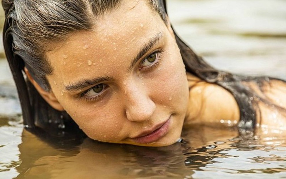 A atriz Alanis Guillen como Juma em Pantanal; ela está no lado, olhando fixamente para o lado com cara de atenção