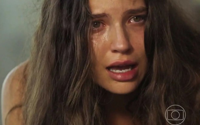 Em cena de Pantanal, Alanis Guillen está com a expressão de choro como Juma Marruá