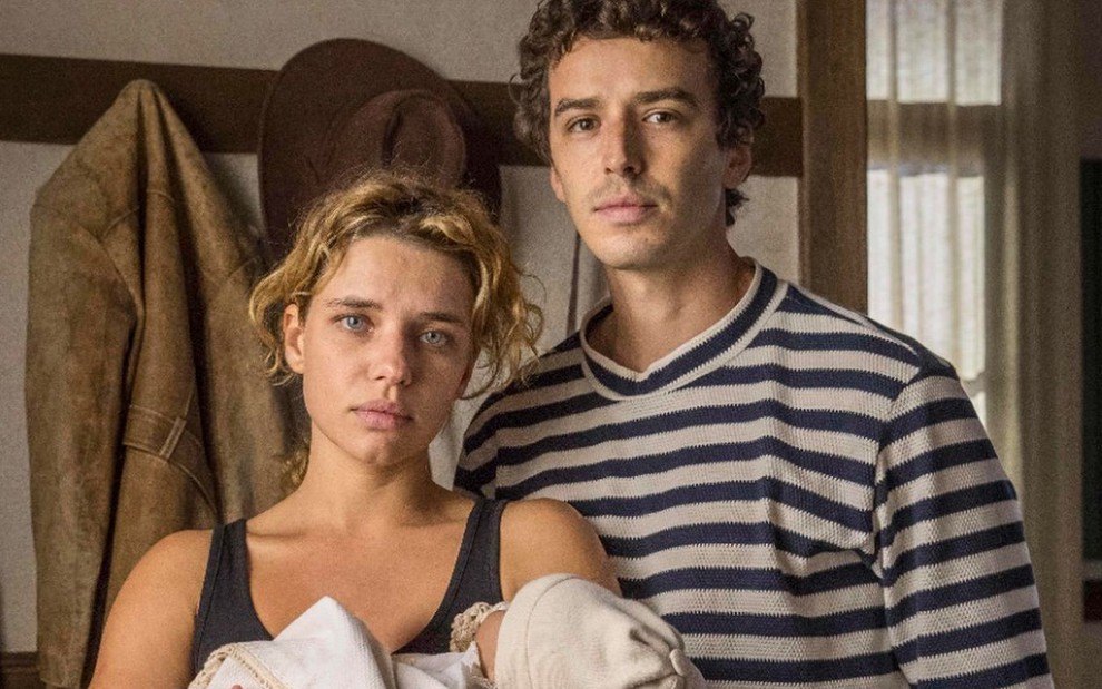 Madeleine (Bruna Linzmeyer), com o filho no colo, está ao lado de Gustavo (Gabriel Stauffer) em cena de Pantanal, novela da Globo