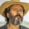 O ator Marcos Palmeira está caracterizado como seu personagem em Pantanal: ele usa chapéu e roupa de peão