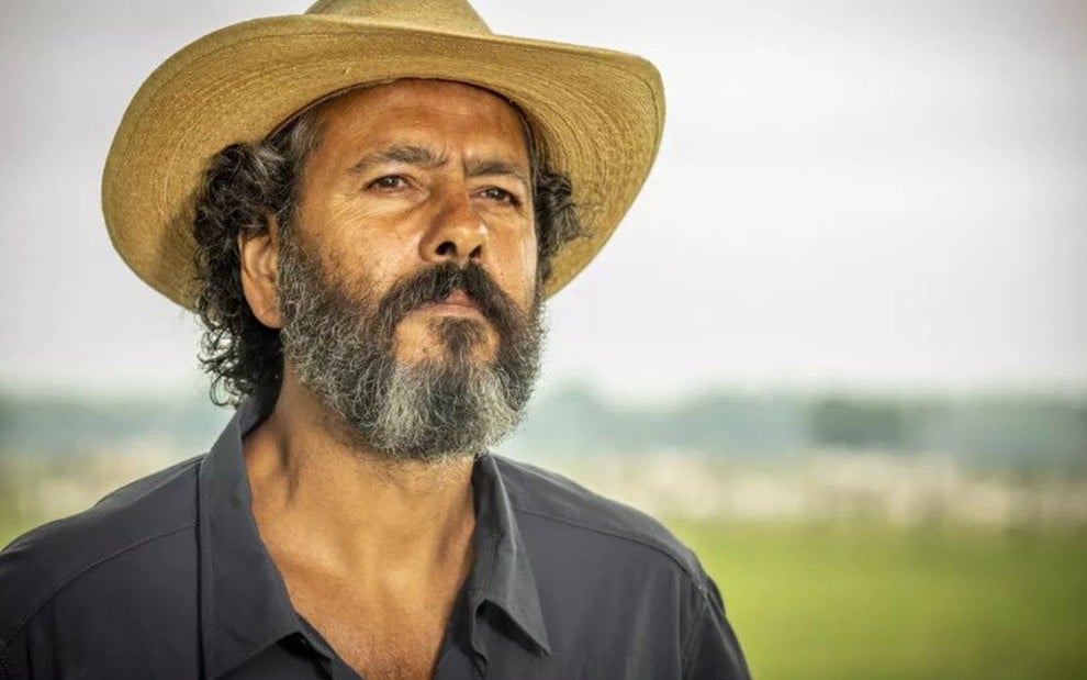 O ator Marcos Palmeira está caracterizado como seu personagem em Pantanal: ele usa chapéu e roupa de peão