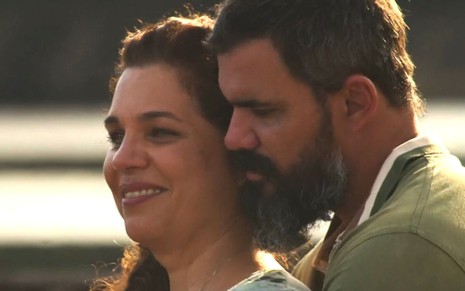 Maria Bruaca (Isabel Teixeira) e Alcides (Juliano Cazarré) abraçados no penúltimo capítulo de Pantanal, da Globo