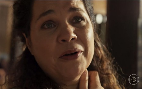 A atriz Isabel Teixeira como Maria Bruaca em Pantanal; ela está olhando para cima com cara de choro