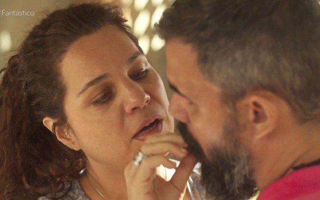 Maria Bruaca (Isabel Teixeira) dá comida na boca de Alcides (Juliano Cazarré) na novela Pantanal, da Globo