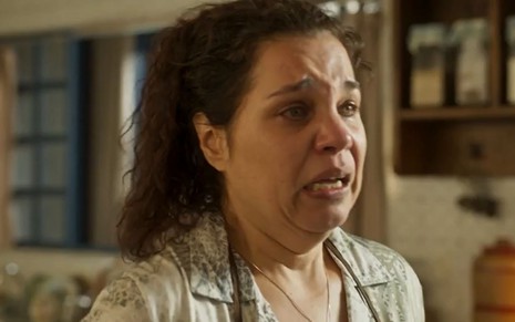 A atriz Isabel Teixeira como Maria Bruaca em Pantanal; ela está de lado, olhando para frente e chorando
