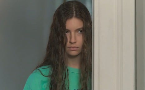 Juma (Alanis Guillen) usa camiseta verde e demonstra estar assustada na novela Pantanal, da Globo