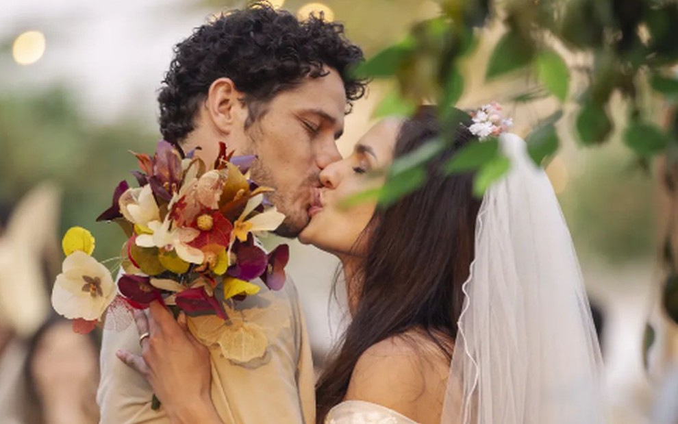 Os atores Paula Barbosa e José Loreto como Zefa e Tadeu em Pantanal se beijando