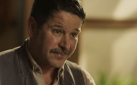 O ator Murilo Benício como Tenório em Pantanal; ele está olhando para o lado com cara de piedoso