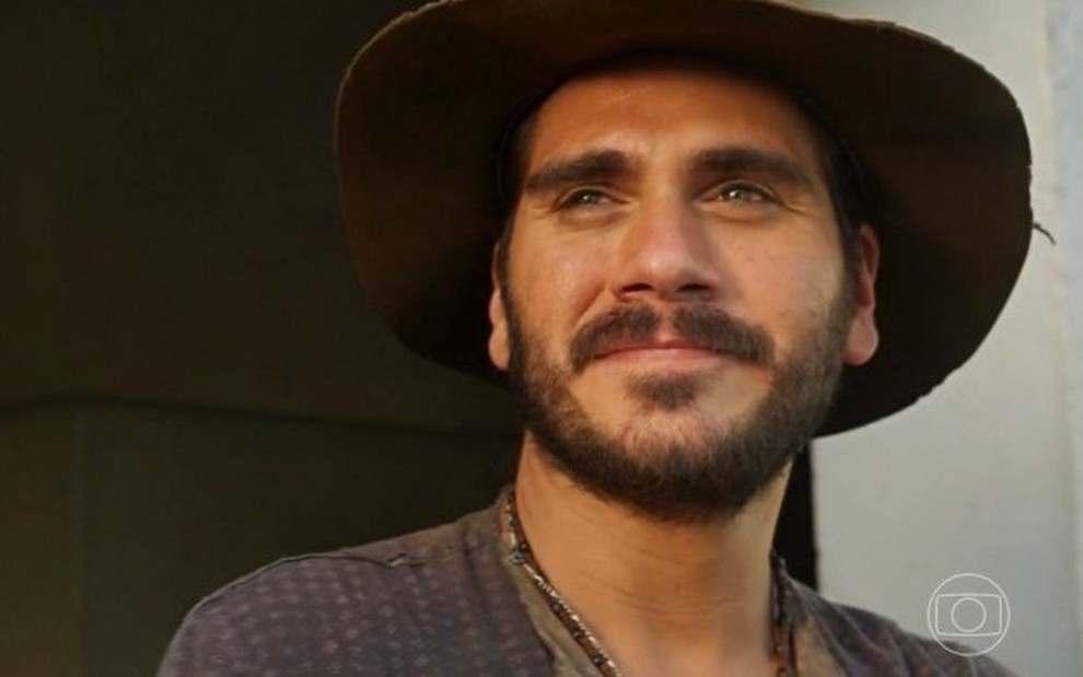 O ator Gabriel Sater como Trindade em Pantanal; ele está olha para frente e sorrindo