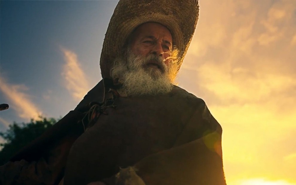 O ator Osmar Prado como Velho do Rio em Pantanal; ele está de chapéu, olhando par baixo com cara de sofrimento
