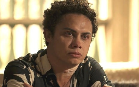 Zaquieu (Silvero Pereira) em cena da novela Pantanal; ele está sério
