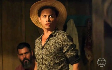 O ator Silvero Pereira como Zaquieu em Pantanal; ele está de chapéu, olhando para a frente com cara de espantado