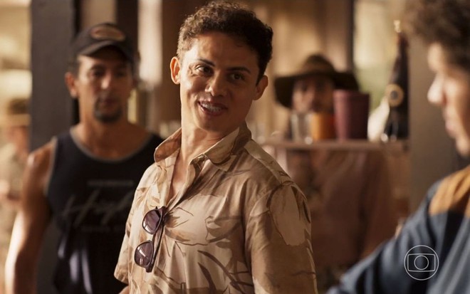 Silvero Pereira em cena como seu personagem em Pantanal com José Loreto e Irandhir Santos ao fundo
