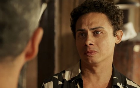 O ator Silvero Pereira como Zaquieu em Pantanal; ele está olhando para o lado com cara de choro