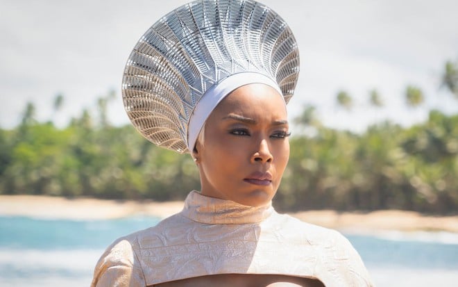 Angela Bassett em cena de Pantera Negra: Wakanda para Sempre