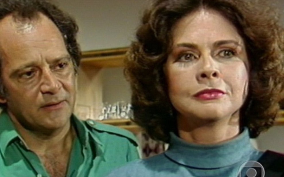 A atriz Maria Cláudia em cena com Claudio Marzo na novela Pão-Pão, Beijo-Beijo, ele olha para ela com preocupação, ela com expressão séria