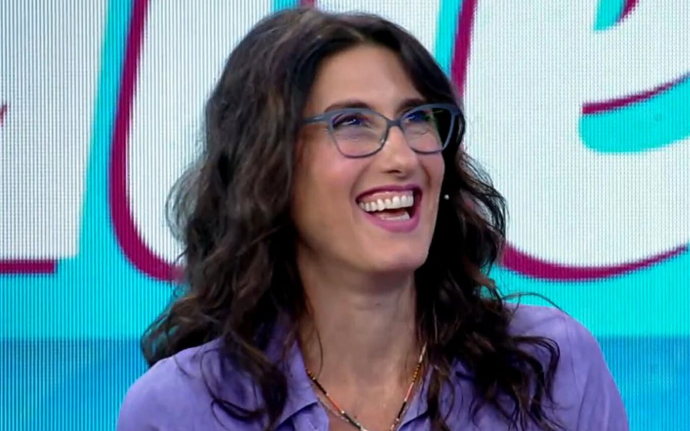 Paola Carosella sorridente no episódio de estreia do Minha Mãe Cozinha Melhor Que a Sua, programa da Globo