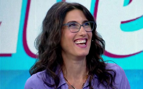 Paola Carosella sorridente no episódio de estreia do Minha Mãe Cozinha Melhor Que a Sua, programa da Globo